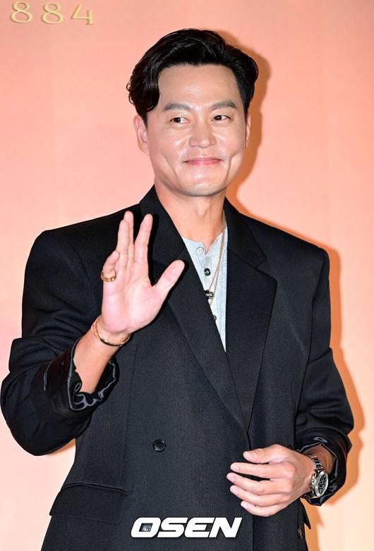 [OSEN=최규한 기자] 26일 오후 서울 삼청동 뮤지엄한미에서 이탈리아 하이 주얼리 브랜드 전시 기념행사가 열렸다. 이날 행사에는 김남주, 김지원, 이서진, 세븐틴 민규, 김나영, 하정우, 설인아 등이 참석해 자리를 빛냈다.배우 이서진이 행사에 참석해 포토타임을 하고 있다. 2024.09.26 / dreamer@osen.co.kr