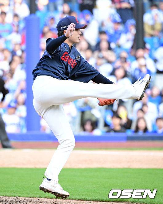 [OSEN=대구, 조은정 기자]시범경기 1위를 차지한 프로야구 롯데 자이언츠가 정규 시즌 개막전을 승리로 장식하며 기분좋게 출발했다.롯데는 28일 대구삼성라이온즈파크에서 열린 삼성 라이온즈와의 원정 경기에서 6-3으로 이겼다.&nbsp;9회말 2사 만루에서 롯데 박정민이 역투하고 있다. 2026.03.28 /cej@osen.co.kr