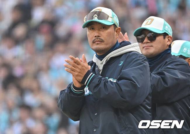 [OSEN=창원, 이석우 기자] 28일 창원NC파크에서 2026 신한 SOL KBO 리그 NC 다이노스와 두산 베어스의 경기가 열렸다. 홈팀 NC는 구창모가, 방문팀 두산은 플렉센이 선발 출전했다. NC 다이노스 이호준 감독이 6-0으로 승리한 후 축하 박수를 치고 있다. 2026.03.28 / foto0307@osen.co.kr