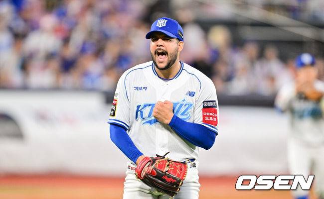 [OSEN=수원, 박준형 기자] 9일 오후 수원 KT위즈파크에서 ‘2025 신한 SOL BANK KBO리그’ KT 위즈와 삼성 라이온즈의 경기가 진행됐다.이날 KT는 헤이수스를 , 삼성은 가라비토를 선발투수로 내세웠다.6회초 1사 1루 삼성 구자욱을 병살아웃 시킨 KT 헤이수스 선발투수가 환호하고 있다.  2025.08.09 / soul1014@osen.co.kr