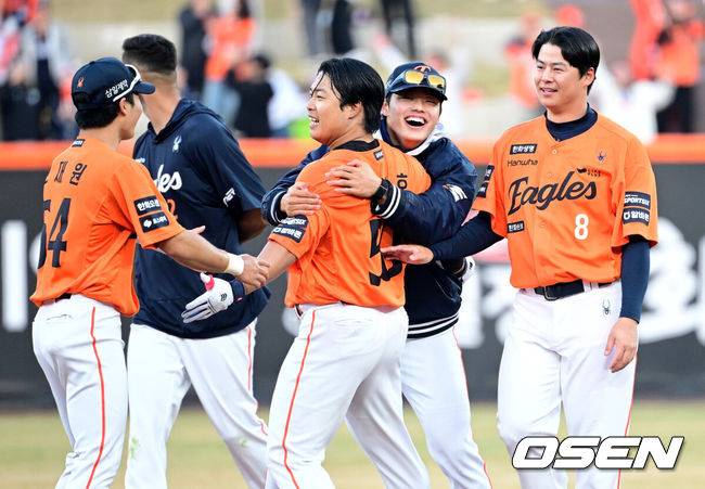 [OSEN=대전, 최규한 기자] 28일 대전 한화생명볼파크에서 ‘2026 신한 SOL KBO리그’ 개막전 한화 이글스와 키움 히어로즈의 맞대결이 열렸다.이날 경기는 연장 11회말 2사 2루에서 강백호가 끝내기 적시타를 뽑아애며 한화가 극적인 승리를 거뒀다. 연장 11회말 2사 2루 상황 한화 강백호가 끝내기 안타를 날린 뒤 동료들과 기뻐하고 있다. 2025.03.28 / dreamer@osen.co.kr