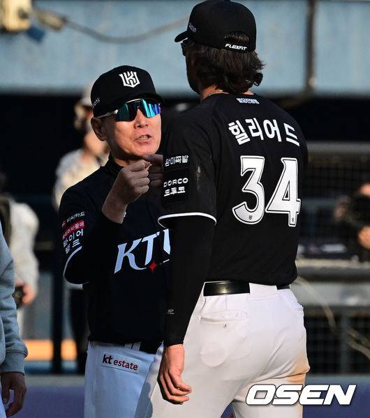 [OSEN=잠실, 지형준 기자] 프로야구 KT 위즈가 우승팀&nbsp;LG 트윈스를 꺾고 개막전 승리를 거뒀다.&nbsp;KT는&nbsp;28일 서울 잠실구장에서 열린 2026 KBO리그 개막전 LG와 경기에서 장단 18안타를 폭발시키며 11-7로 승리했다.&nbsp;KT는 역대 6번째 개막전 선발 전원 안타 진기록을 세웠다.KT 신인 이강민은 3안타를 때려, 고졸 신인 개막전 최다 안타 타이 기록을 세웠다.&nbsp;김현수는&nbsp;개막전 통산 최다 안타 타이(20개)에 성공했다.&nbsp;KT 선발 맷 사우어는 5이닝 동안 5피안타(1피홈런)&nbsp;5볼넷 1탈삼진 3실점으로 첫 승을 기록했다.&nbsp;경기를 마치고 KT 이강철 감독이 힐리어드와 승리 하이파이브를 하고 있다. 2026.03.28&nbsp;/ jpnews@osen.co.kr