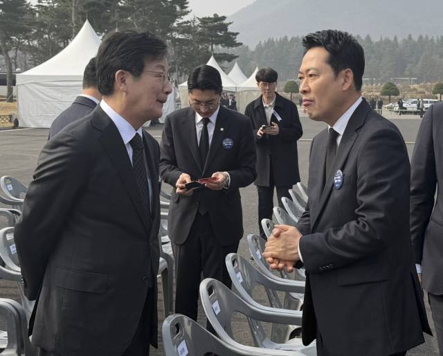 ▲국민의힘 장동혁 대표가 27일 대전 현충원에서 열린 서해수호의 날 기념식장에서 유승민 전 의원을 만나 대화하고 있다. [독자 제공. 재판매 및 DB 금지] ⓒ연합뉴스