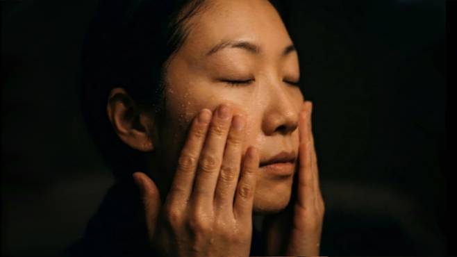 진정한 안티에이징은 빛을 끄는 것에서 시작된다. 뇌에 ‘밤’을 선사하는 5분간의 고요한 루틴. 게티이미지뱅크