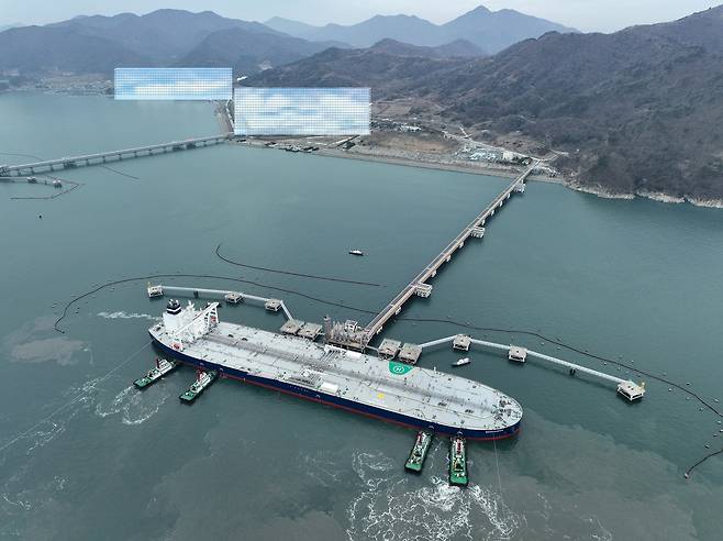 한국석유공사 여수비축기지에 UAE 아부다비 국영석유사(ADNOC)의 원유 200만 배럴이 입고되는 모습. 한국석유공사 제공