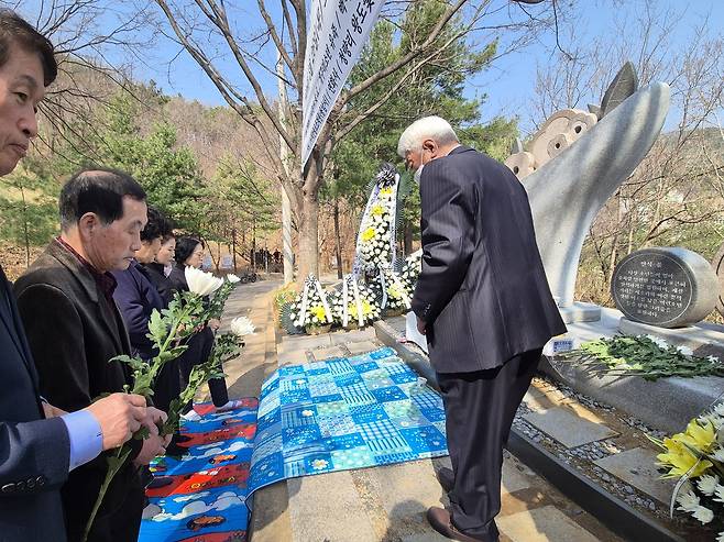 개구리소년 35주기 추모제가 26일 대구 달서구 용산동 세방골 개구리소년 추모비 앞에서 열리고 있다. 독자 제공