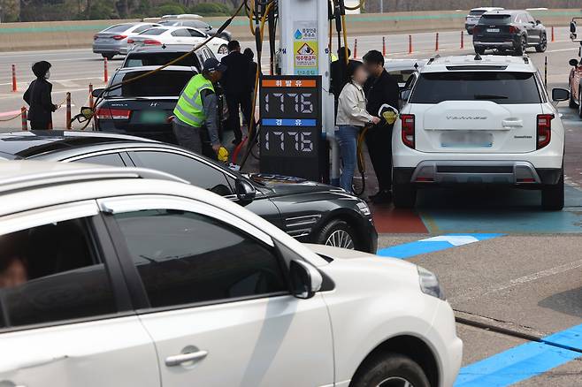지난 27일 2차 석유 최고 가격제 시행 첫날 서울 서초구 만남의 광장 주유소에 주유를 하려는 차량들이 대기하고 있다. 뉴시스