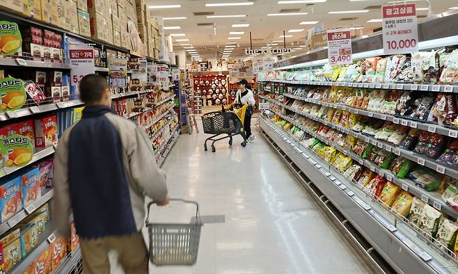 27일 서울의 한 대형마트에서 시민이 장을 보고 있다. 연합뉴스