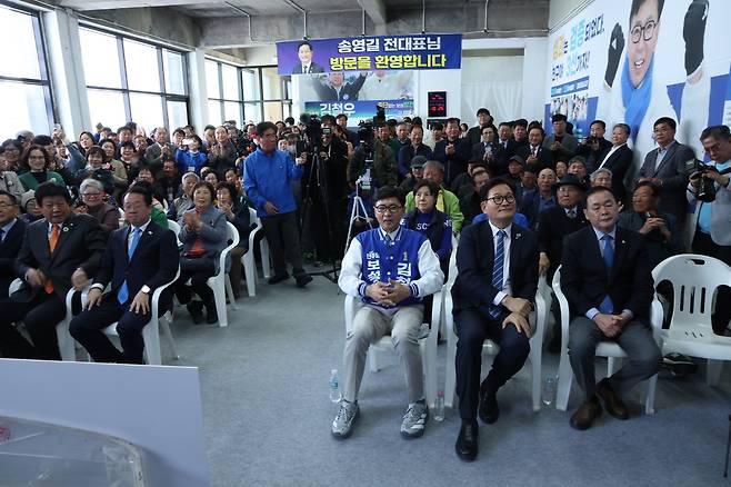 28일 전남 보성군수 3선 도전에 나선 김철우 예비후보 선거사무소 개소식에서 송영길 전 민주당 대표와 김철우 후보가 나란히 앉아 있다. 보성=박지훈 기자