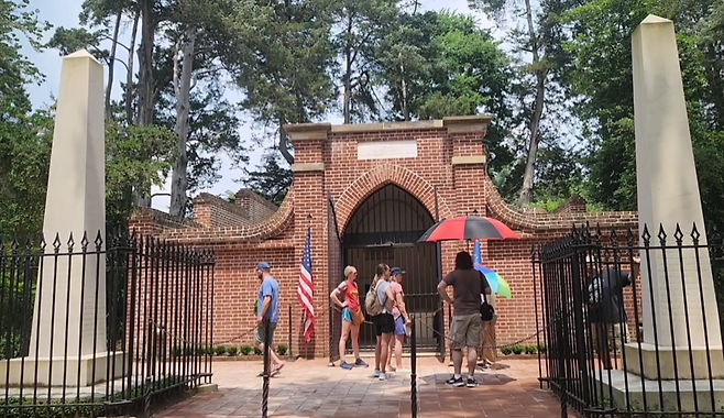 마운트 버넌 내에 위치한 조지 워싱턴 묘소. 바로 옆에는 저택에서 일했던 노예들의 묘소도 조성돼 있다. ⓒ최하경