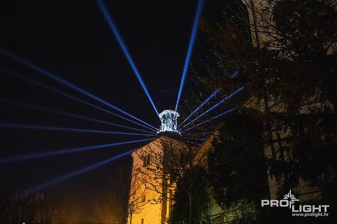 자그레브의 가장 상징적인 건축물인 로트르슈차크 탑(Kula Lotrscak)이 란코 스칸시(Ranko Skansi)의 연출 아래 등대(Svjetionik)라는 이름의 화려한 조명 쇼(SVJETLOSNI SHOW)를 선보이며 도시의 밤을 밝혔다.매일 18시 30분부터 23시까지 운영된 이 전시는 탑의 꼭대기에서 뿜어져 나오는 강렬한 빛줄기를 통해 자그레브 빛의 축제(Festival svjetla Zagreb)가 시작되었음을 알리는 신호탄 역할을 했다. 어둠을 가르고 사방으로 뻗어 나가는 푸른 빛은 긴 겨울 끝에 찾아온 봄의 전령사처럼 도시 곳곳을 비추었으며, 시민과 관광객들에게 축제의 역동적인 기운을 전했다. 역사적 유산과 현대적 조명 기술이 결합한 이 작품은 도시의 상징적 공간을 재해석하며 관람객들에게 깊은 인상을 남겼다. 사진제공|CNTB