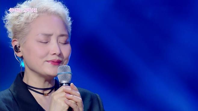 가수 이소라가 지난 27일 방송된 KBS2 ‘더 시즌즈-성시경의 고막남친’ 첫 회에 출연해 무대를 선보이고 있다. 사진 KBS2 방송화면 캡쳐