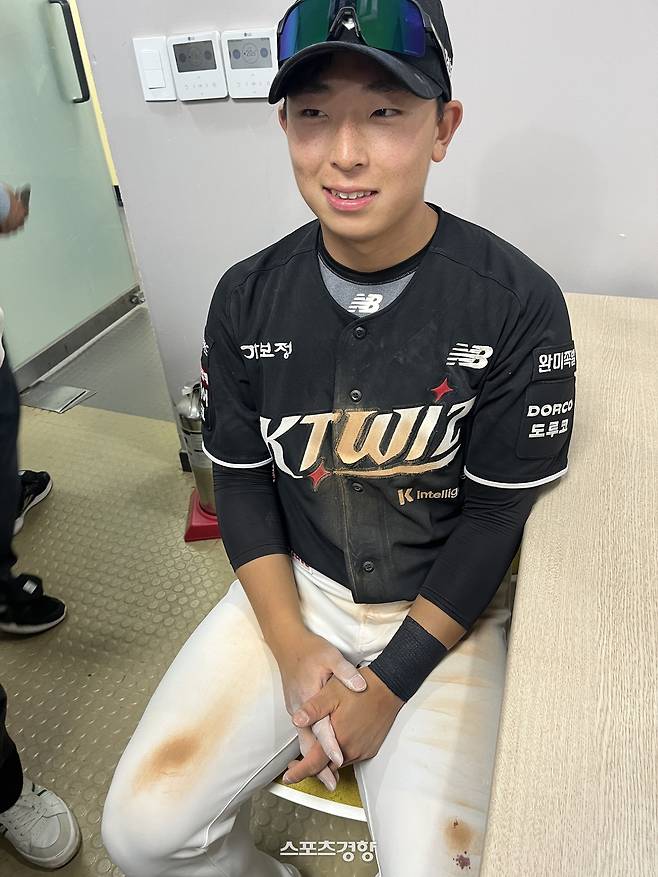 KT 이강민이 인터뷰하고 있다. 잠실 | 김하진 기자