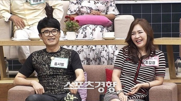 차남의 외도 이혼 논란을 겪고 있는 가수 홍서범(왼쪽)·조갑경 부부의 방송 출연 장면. 사진 스포츠경향DB