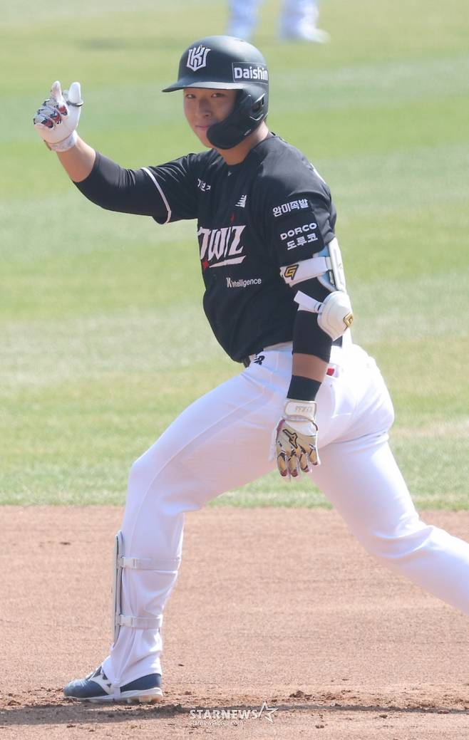 [B하인드★] KT맨 김현수, 개막전 20안타 달성! 옛 캡틴 오지환 등진 채 환호작약!