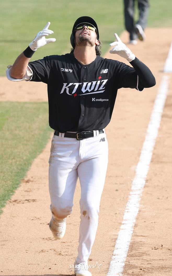[B하인드★] KT맨 김현수, 개막전 20안타 달성! 옛 캡틴 오지환 등진 채 환호작약!