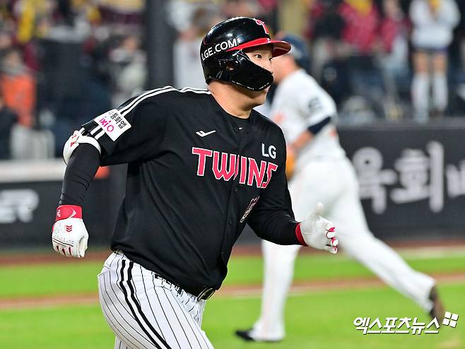 30일 오후 대전 한화생명 볼파크에서 열린 '2025 신한 SOL Bank KBO 한국시리즈' LG 트윈스와 한화 이글스의 4차전 경기, 9회초 2사 1루 LG 문보경이 2루타를 날리고 있다. 엑스포츠뉴스 DB