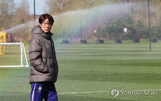 생각에 잠긴 홍명보 감독 (밀턴킨스[영국]=연합뉴스) 최재구 기자 = 코트디부아르전을 앞둔 한국 축구 국가대표팀의 홍명보 감독이 26일(현지시간) 영국 런던 북서쪽 밀턴킨스 MK돈스 훈련장에서 훈련에 앞서 훈련장을 점검하며 생각에 잠겨 있다. 2026.3.27 jjaeck9@yna.co.kr