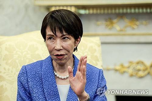 도널드 트럼프 대통령과 회담하는 다카이치 일본 총리 (워싱턴 로이터=연합뉴스) 다카이치 사나에 일본 총리가 19일(현지시간) 백악관에서 열린 미일 정상회담에서 발언하고 있다.