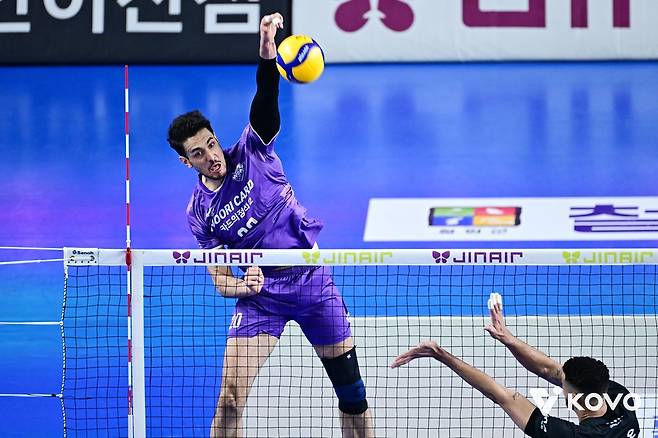 공격하는 우리카드의 아라우조(왼쪽) [한국배구연맹 제공. 재판매 및 DB 금지]