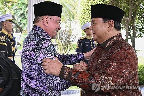 인도네시아 대통령궁서 만난 프라보워 대통령(오른쪽)과 안와르 말레이시아 총리 [EPA 연합뉴스. 재판매 및 DB 금지]