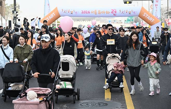 '2026 서울 유아차 런' 행사 28일 열린 '2026 유아차 런' 참가자들이 광화문광장을 출발하고 있다. [서울시 제공. 재판매 및 DB 금지]
