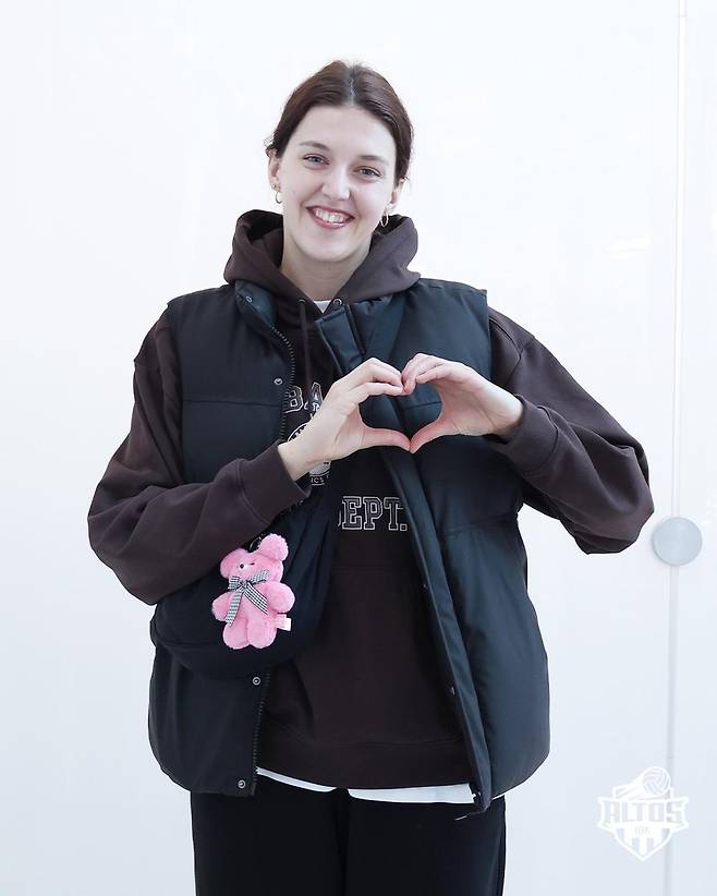 출국 전 하트 그려 보인 기업은행의 빅토리아 [IBK기업은행 배구단 제공. 재판매.DB 금지]