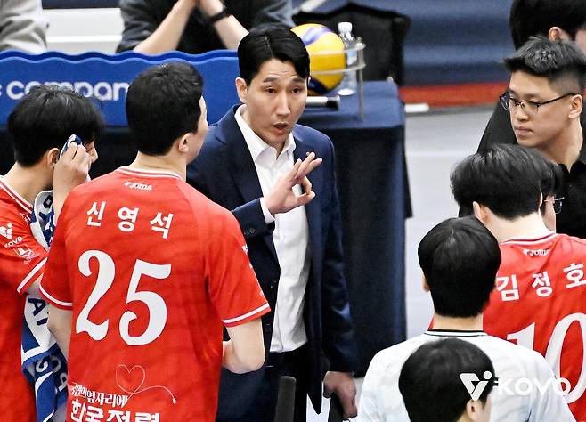 작전 지시하는 권영민 한국전력 감독 [한국배구연맹 제공. 재판매 및 DB 금지]