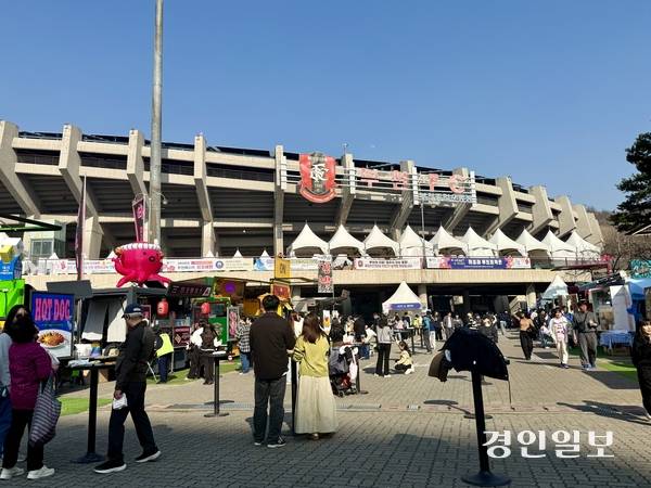 28일 ‘부천 페스타(B-festa)-봄꽃여행’을 찾은 관람객들이 다양한 볼거리와 즐길거리가 마련된 행사장으로 발걸음을 옮기고 있다. 2026.3.28 /김연태기자 kyt@kyeongin.com