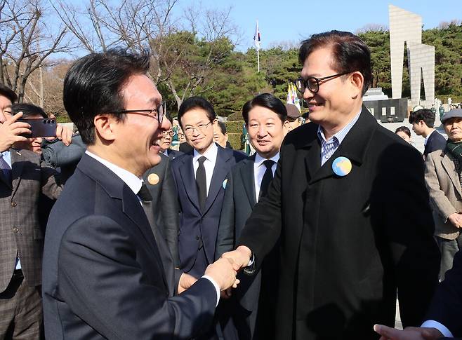 ▲김민석 국무총리가 지난달 28일 대구 달서구 2·28 민주운동 기념탑에서 참배를 마친 뒤 더불어민주당 송영길 전 대표와 악수하고 있다. /연합뉴스