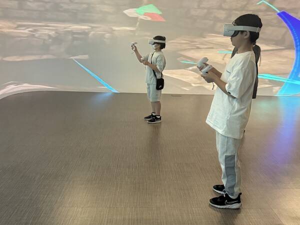 2025 미소드림 한마당에서 VR을 체험하는 학생.