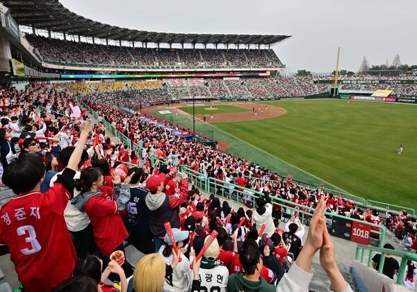 29일 인천시 미추홀구 SSG랜더스필드에서 열린 프로야구 SSG 랜더스와 KIA타이거즈의 경기에서 관중들이 환호하고 있다. SSG 랜더스는 4년 연속 개막 2연전 만원 관중을 달성했다. 고태곤 기자 tkko@kihoilbo.co.kr
