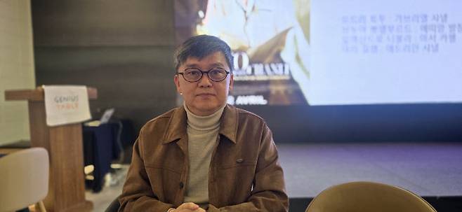 조성관  국제지니어스연구소장이 3월26일 오후 4시30분 서울 강남구 강남대로 102길 45 앙트레블에서 열린 'GENIUS TABLE'에서 '샤넬은 어떻게 샤넬이 되었나?'를 제목으로 특강한 뒤 필자와 인터뷰하고 있다.                                        사진 =한성일 기자