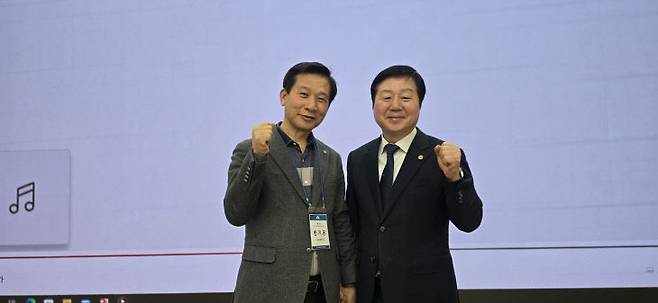 한기온 충남대 총동창회장과 김정겸 충남대 총장이 충남대 파이팅을 외치고 있다.                                         사진=한성일 기자