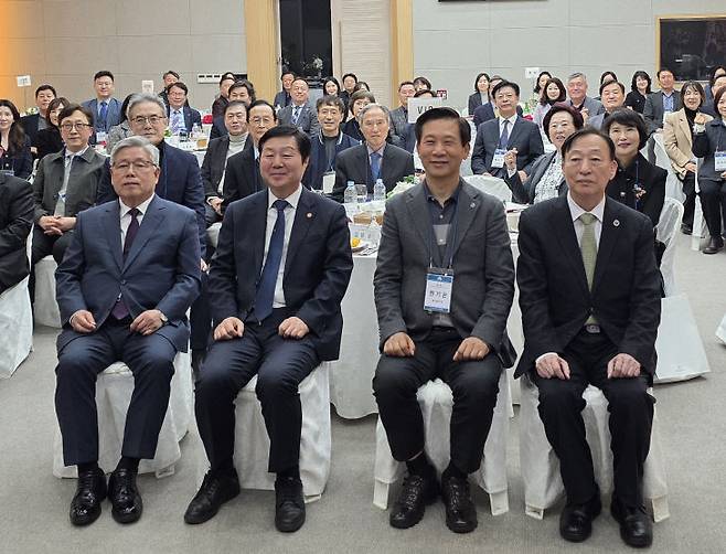 충남대 총동창회 제38대 출범식 및 신춘교례회에 모인 동문들이 단체사진을 찍고 있다. 사진 왼쪽부터 강도묵 상임고문(주 기산엔지니어링 회장), 김정겸 충남대 총장, 한기온 충남대 총동창회장, 설동호 대전시교육감.                           사진=충남대 총동창회 제공