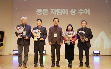 지난해 연말 충남대 총동문회 송년회에서 열린 시상식에서 '동문지킴이상'(모범동문상)을 수상한 김철권 운영부회장(삼선상사 대표), 이영석 운영부회장(충남대 교수),한기온 충남대 총동창회장,  한성일 운영부회장(중도일보 이사), 진윤수 자문위원(충남대 명예교수).                                    사진=충남대 총동문회 제공