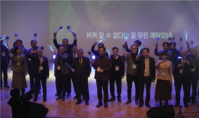 2025 충남대학교 총동창회 송년의밤에서 동문들이 조용필의 ‘바람의 노래’를 함께 부르며 석별의 정을 나누고 있다.     사진=한성일 기자