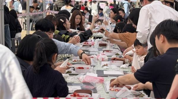 지난 28일 오후 1시쯤 충북 청주 문화제조창 잔디광장에 설치된 딸기 시루 케이크만들기 체험 부스에서 시민들이 직접 케이크를 만들고 있다./이용주기자