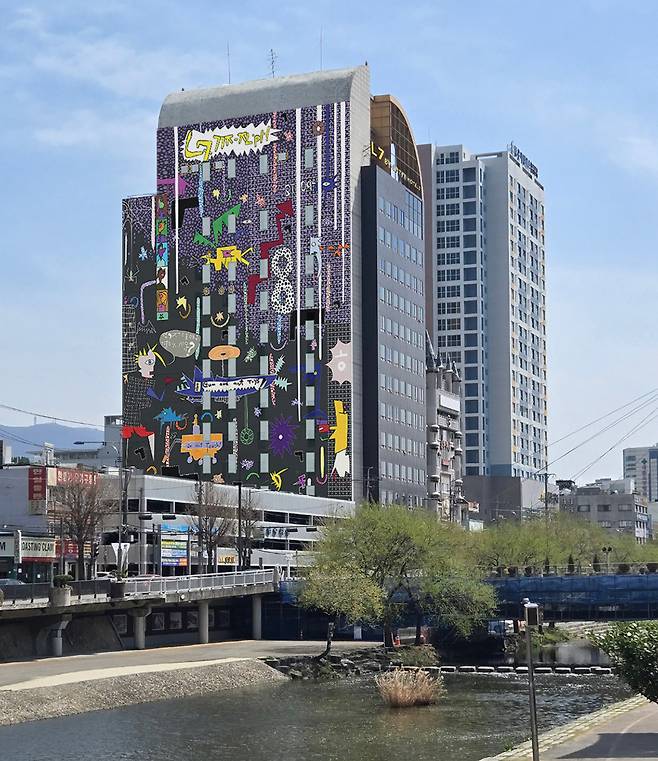 광주 지역 라마다 플라자 호텔들이 롯데호텔앤리조트 브랜드의 4성급 호텔로 재편된다. 사진은 서구 치평동 ‘브리브(BREEV) 광주 바이 롯데호텔’(사진 上)과 동구 호남동 ‘L7 충장 바이 롯데호텔’(사진 下) 전경. <롯데호텔앤리조트 제공>