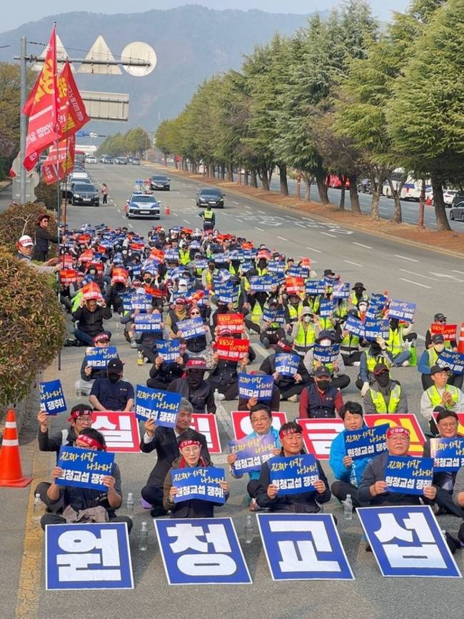 민주노총 경남지역본부가 28일 오후 4시 창원시 성산구 최윤덕 장상 앞에서 원청교섭 촉구 집회를 개최했다. 이날 참가자들이 손팻말을 들어보이고 있다. /민주노총 경남지역본부