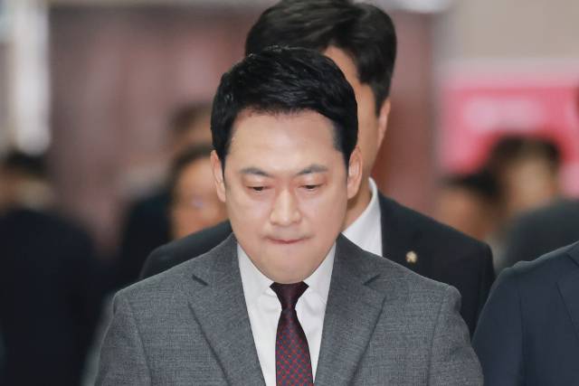 국민의힘 장동혁 대표가 26일 국회에서 최고위원회의에 참석하기 위해 회의실로 향하고 있다. 연합뉴스