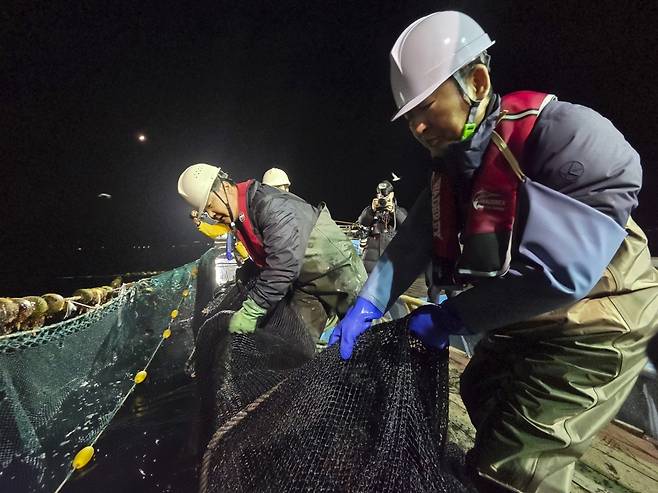 정청래 더불어민주당 대표가 28일 새벽 경북 영덕 앞바다에서 조업에 참여해 물고기로 가득 찬 어망을 끌어 올리고 있다. 국회기자단 공동취재