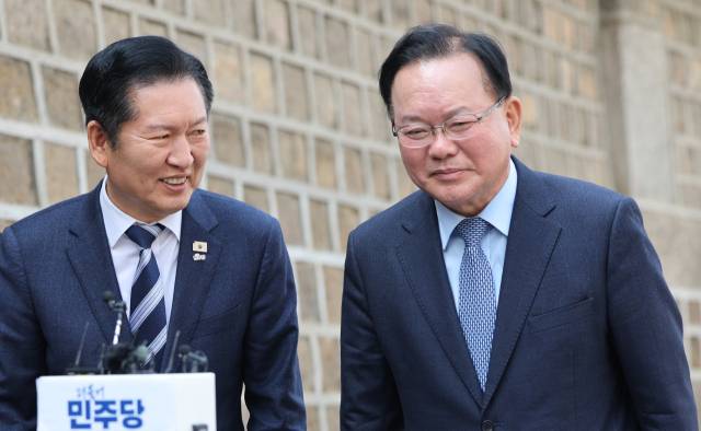 더불어민주당 정청래 대표와 김부겸 전 국무총리가 26일 서울 중구 달개비에서 회동을 마친 뒤 이동하고 있다. 연합뉴스