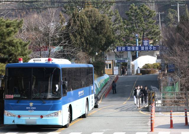 교정시설 내 폭행 사건을 해소하기 위해서는 시설 내 과밀 문제 해결과 교정 인력 확대 등 대책 마련이 필요하다. 부산구치소 정문 모습. 정대현 기자 jhyun@