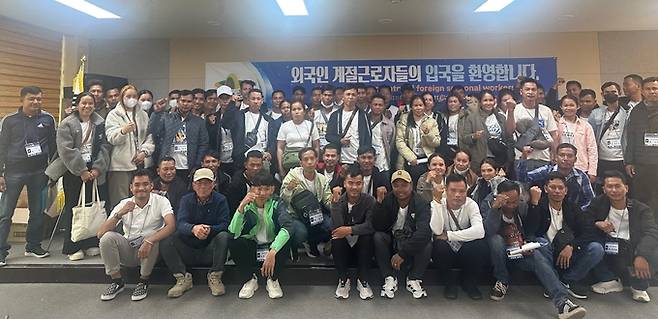 ▲ 이달 입국한 외국인 계절근로자들이 의성군 환영 현수막 앞에서 기념촬영을 하고 있다. 의성군 제공