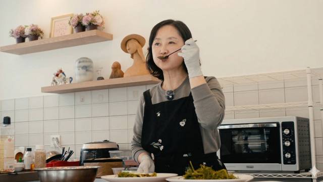 설다민 요리연구가가 완성된 봄동비빔밥을 시식하고 있다. 김용국 기자