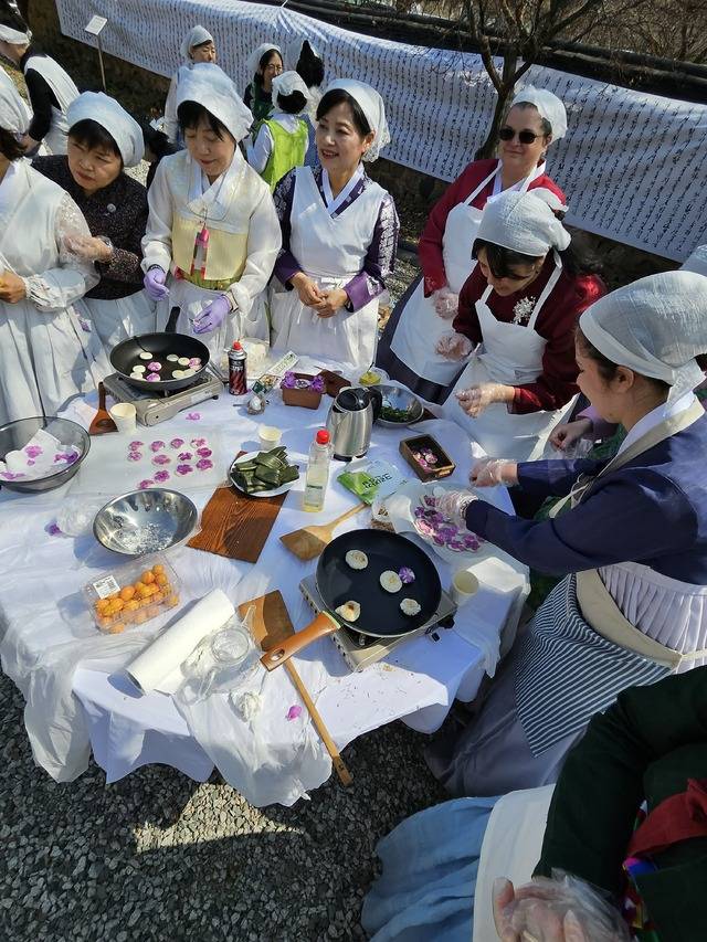 내외국인이 어울려 전통적인 여성놀이문화인 화전을 구으며 글로벌친선을 도모하고, 한국여성놀이문화의 품격을 느끼고 있다. 최미화 기자