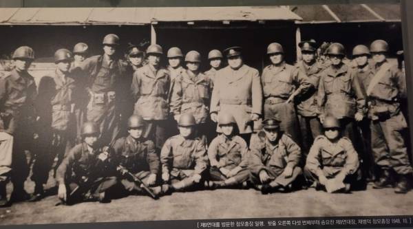 제주4.3평화기념관 전시실에 내걸린 1948년 10월 9연대 장교들의 모습. 이들의 강경 진압 작전으로 많은 민간인의 희생을 불러왔다. 뒷줄 다섯번째 송요찬 9연대장, 채병덕 참모총장.