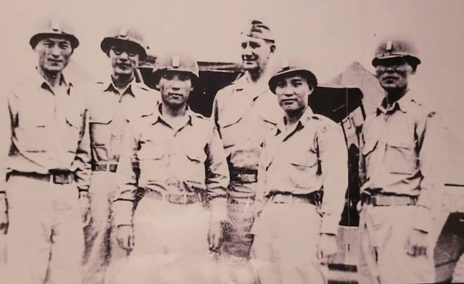 제주4.3사건 당시 진압작전 격려 차 제주를 방문한 미군 고문관 로버츠 준장(뒷줄 가운데)과 9연대장을 맡은 박진경 대령(사진 맨 오른쪽). 제주4.3평화재단 제공