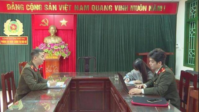 푸토성 공안이 가짜 뉴스를 배포한 여성을 조사하는 모습 [사진=푸토성 공안부 제공]